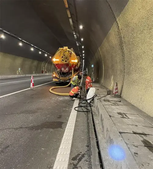 浮山隧道排水渠清淤